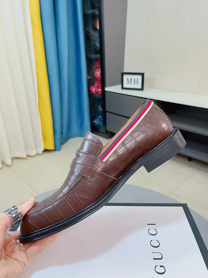 Men's shoes💰520🌸🌸【GUCCi】Original calfskin, water-dyed cowhide lining, original outsole, men's and women's fashion, formal casual leather shoes, slip-on men's and women's shoes series, young fashion, European and American trends, British style, random matching, comfortable feet, standard code: men's size 38-44 (45 can be customized)\nGrade: same style as the official website, original quality